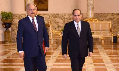 Hafter y Al Sisi en el palacio presidencial de El Cairo.