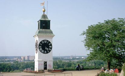 La fortaleza de Petrovaradin de Novi Sad, en la foto su torre del reloj, fue en el siglo XVIII una de las mayores fortificaciones de Europa.