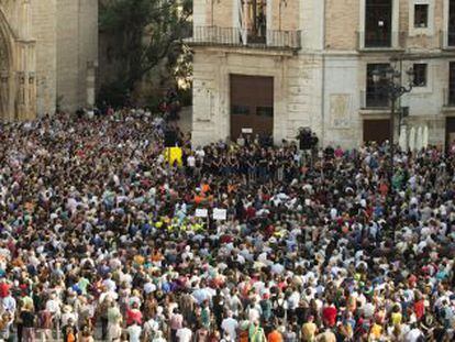 Vista de la plaza de la Virgen de Valencia durante la última concentración de las víctimas del metro.