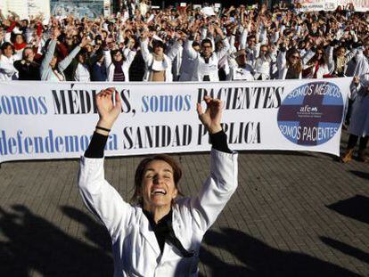 Manifestaci&oacute;n en el hospital La Paz (Madrid) contra la privatizaci&oacute;n, en noviembre de 2012.