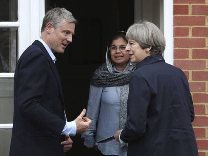 Los conservadores Zac Goldsmith y Theresa May visitan a votantes en Richmond, Londres, el 29 de mayo.