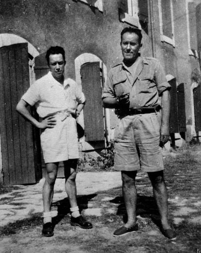 Albert Camus (i) y el poeta René Char, en IÍsle-sur-Sorgue (Vaucluse). Camus comienza temprano en la práctica de la escritura. Es en la revista 'Sud' en la que publica sus primeros textos en 1932. Realiza estudios de Filosofía y la tuberculosis lo ataca desde su juventud: de hecho le impide que se presente a su examen de licenciatura.
