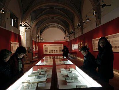 Visitantes del Monasterio de San Miguel de los Reyes en la exposici&oacute;n sobre &#039;El llibre valenci&agrave;&#039;.