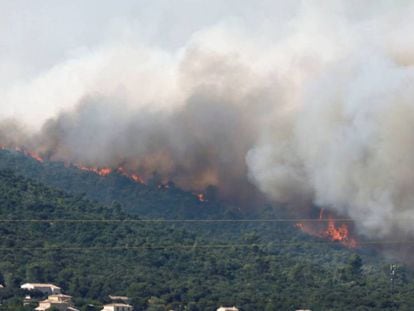 Las llamas y el humo amenazan las viviendas en Seillons, en el departamento de Var. JEAN-PAUL PELISSIER REUTERS