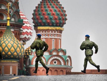 Soldados rusos en la Plaza Roja de Moscú antes de una ceremonia sobre la anexión de territorios ucranios a Rusia en septiembre de 2022