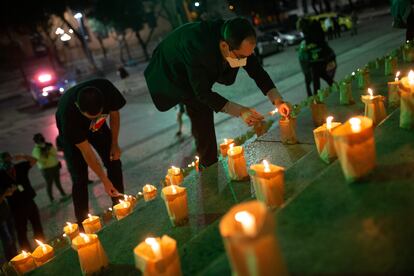 Un grupo de ciudadanos rinde homenaje a las víctimas de la covid-19 en Brasil el lunes pasado.