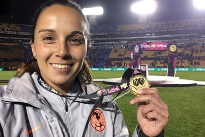 Ana Galindo shows the Liga MX Femenil champion medal with América, in 2018.