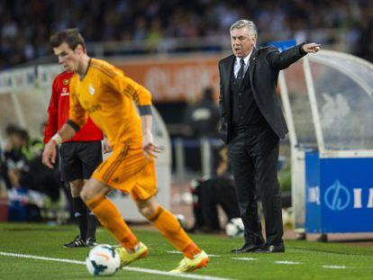 Ancelotti da instrucciones ante Bale. 