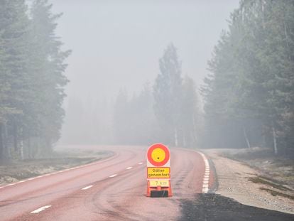 Una carretera cortada por los efectos de un incendio cerca de Ljusdal (Suecia), en 2018.