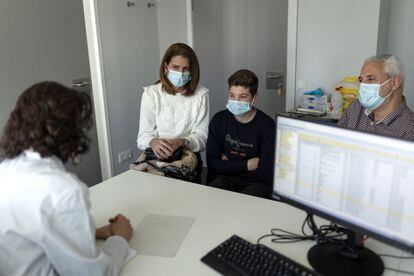 Adrián Hueso y sus padres, Marisa Ramos y Antonio Hueso, acuden a la consulta con la neuróloga Patricia Pozo, en el Hospital Vall d'Hebron de Barcelona. 