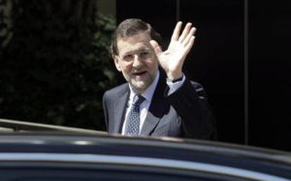 Rajoy, a su llegada al hospital para visitar al Rey.