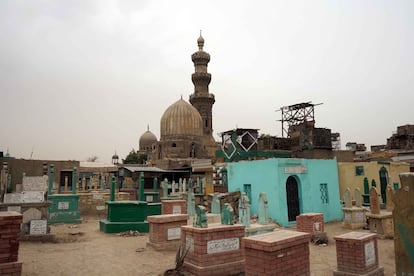 Varias tumbas y casas en la Ciudad de los Muertos de El Cairo.