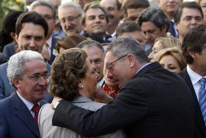 Alberto Ruiz-Gallardón abraza a Rita Barberá en presencia del alcalde de Burgos, Juan Carlos Aparicio, y de otros regidores del PP.