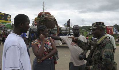 Soldados liberianos controlan el acceso a las zonas con &eacute;bola. 