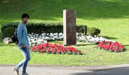Monolito en homenaje a las víctimas del terrorismo en el parque de Doña Casilda de Bilbao. Es uno de los menos afectados por el paso del tiempo y la dejadez de la Administración, aunque también está algo decolorado.