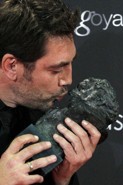 Javier Bardem besa el goya que recibió como mejor actor protagonista por Biutiful.