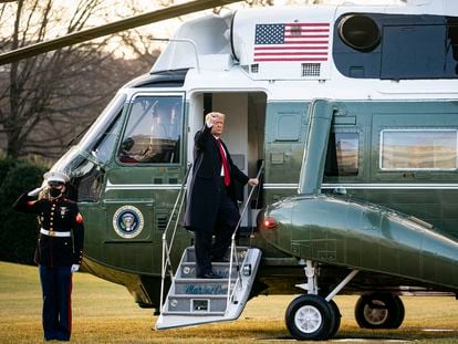 Trump se sube este miércoles al helicóptero en el que abandonó la Casa Blanca antes de la toma de posesión de Biden.