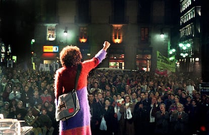 <b>8 de marzo de 2002.</b> La actriz Vicenta M'Dongo, tras leer un manifiesto en la plaza Sant Jaume de Barcelona al final de la manifestación del Día Internacional de la Mujer, a la que acudieron unas 4.000 personas bajo el lema "Las mujeres sostenemos el mundo".