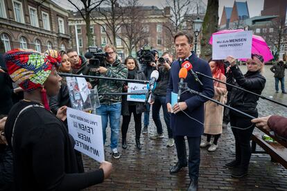 Varios padres afectados interpelan al primer ministro holandés, Mark Rutte, en La Haya el 26 de noviembre pasado.
