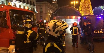 Un cami&oacute;n de bomberos, con las luces rojas, en Madrid.