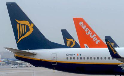 Colas de aviones de Ryanair y Easyjet, las dos grandes del low cost europeo.