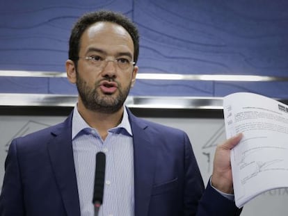 Antonio Hernando, dimarts, mostra les preguntes que faran a Fernández Díaz al Congrés.