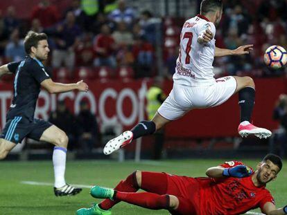 FOTO: Sarabia supera a Rulli en el gol del Sevilla. / VÍDEO: Rueda de prensa de los entrenadores.