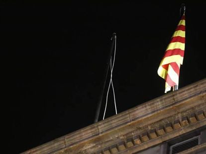 La senyera ondea en solitario en el Palau de la Generalitat, este viernes. En vídeo, momento de la retirada de la bandera.