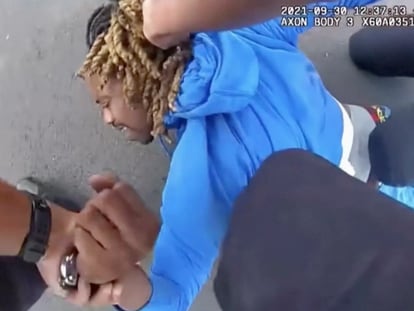 Imagen del vídeo de una cámara corporal de la Policía de Dayton (Ohio) cuando someten a la fuerza a Clifford Owensby, un hombre negro parapléjico.