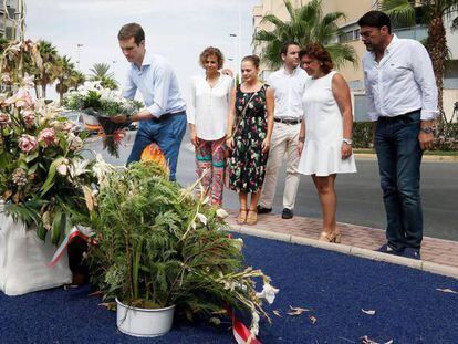  El presidente del PP, Pablo Casado, deposita un ramo de flores en un monolito que recuerda a las dos víctimas del atentado de ETA contra la casa cuartel de Santa Pola en 2002.