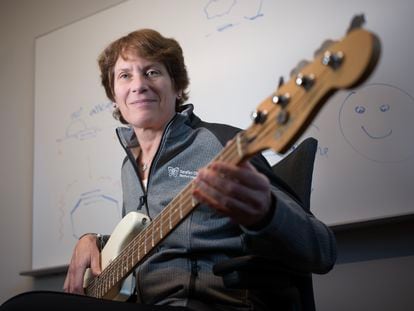 La química Carolyn Bertozzi posa con el bajo que tiene en su laboratorio, en la Universidad de Stanford.