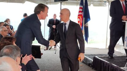 El Gobernador de Virginia, Glenn Youngkin, saluda al presidente de Ferrovial, Rafael del Pino, esta tarde en el acto de inauguración de la autopista I66.