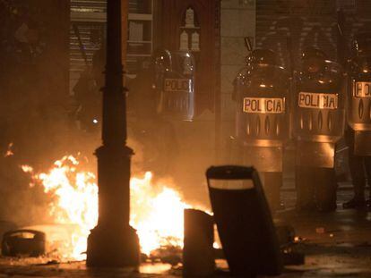 La policía avanza por la plaza de Lavapiés para sofocar la revuelta