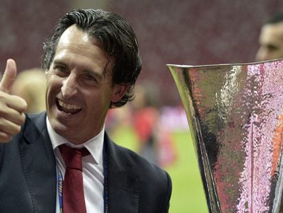 Unai Emery, con la copa de campeón de la Liga Europa.