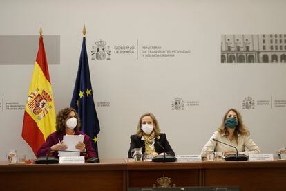 Nadia Calviño (centro), María Jesús Montero (izquierda) y Raquel Sánchez (derecha), durante la reunión mantenida este lunes con el Comité Nacional de Transporte por Carretera.