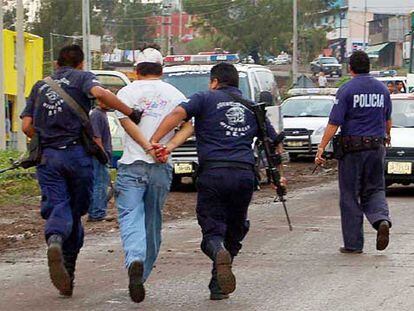 La policía de Michoacán detiene a un individuo que había secuestrado a un tendero.