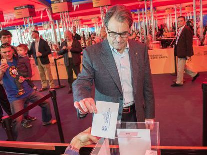 Artur Mas, presidente de la Generalitat, ejerce la votaci&oacute;n.