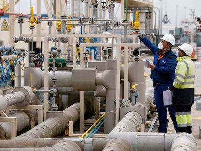 Terminal de gas natural licuado en la Zona Franca de Barcelona, operada por Enagás. 