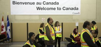 Funcionarios canadienses especializados en inmigración, esperando a refugiados sirios en Montreal.