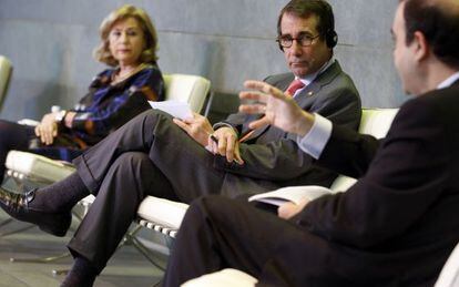 Dolores Flores del Ayuntamiento de Madrid, el embajador Alan D. Solomont y Julio González, director de la Fundación Real Madrid.