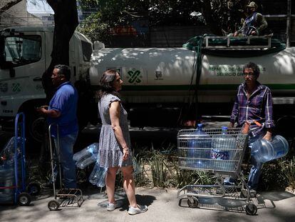 Vecinos de la alcaldía Benito Juárez se abastecen de agua de pipas del Gobierno de Ciudad de México, el 16 de abril.