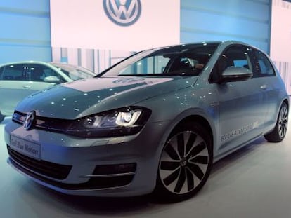 Un Volkswagen Golf, en una fira automobilística a París.