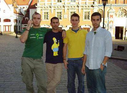 Los cuatro retenidos en Riga, en una foto del viaje. De izquierda a derecha, Paulo, João, Edén y Miguel Ángel.