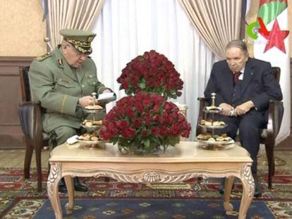 El preisdente argelino, Abdelaziz Buteflika, junto al Jefe del Estado Mayor, Ahmed Gaid Salah, en una imagen tomada de la televisión pública el 11 de marzo.
 
