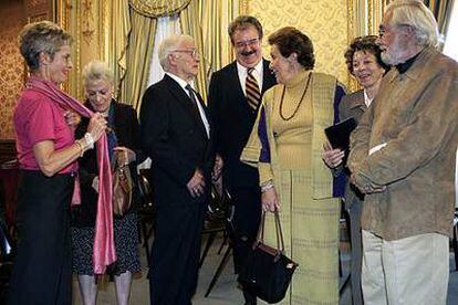 Concha Ruiz Funes, Elena Aub, Carlos Vélez, Fernando Serrano, Carmen Tagüeña, Flora Morata y Tomás Segovia (de izquierda a derecha), ayer en la Casa de América.