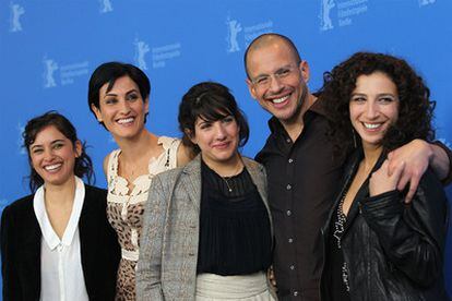 Las actrices, de izquierda a derecha, Moran Rosenblatt, Nataly Attiya, Ziv Weiner y Clara Khoury posan con el director Johathan Sagall en la presentación de <i>Oden </i><b>en Berlín.</b>