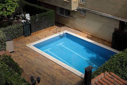 Una piscina en una urbanització del Baix Llobregat. 