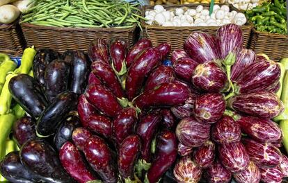 Albergínies de diferents varietats en una parada del Mercat de l'Olivar, a Mallorca.