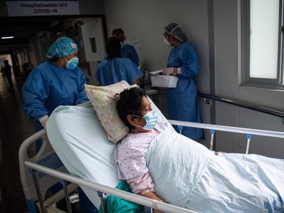 Personal sanitario atiende a una paciente de covid-19 en la Unidad de Cuidados Intensivos del Hospital Alberto Sabogal, en Lima, Perú  en enero de 2022.