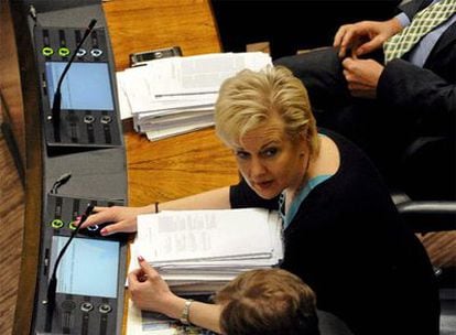 La ministra de Telecomunicaciones de Finlandia, Suvi Linden, durante la votación
